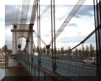 Hybrid bridge crossing the Seine, Paris